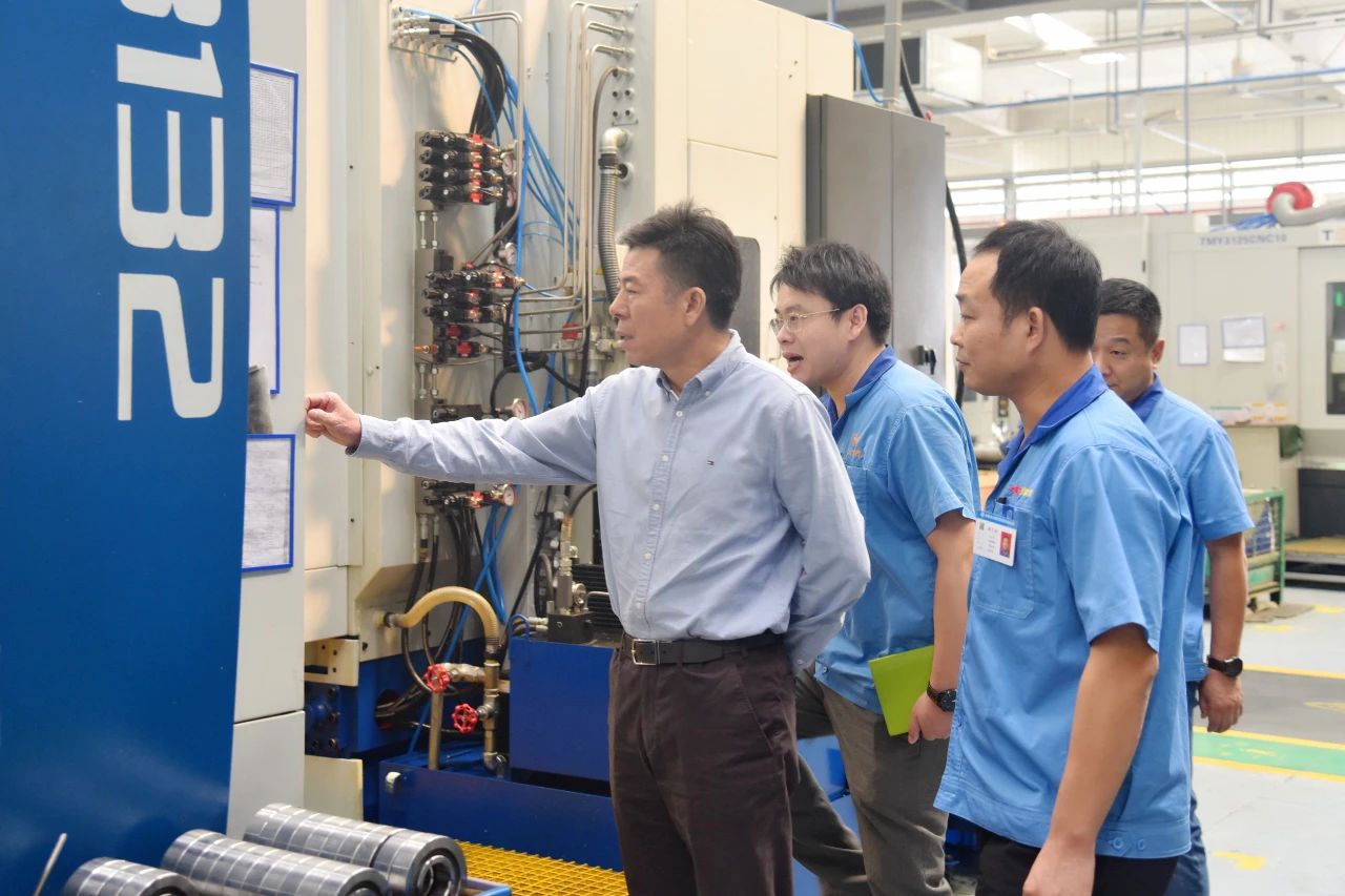 嚴(yán)鑒鉑董事長(zhǎng)深入秦川集團(tuán)沃克齒輪調(diào)研指導(dǎo)工作
