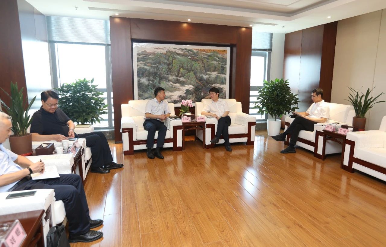 西安市政協(xié)主席、西咸新區(qū)黨工委書記岳華峰會見嚴(yán)鑒鉑董事長